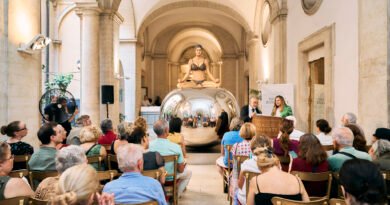 Carole A. Feuerman arriva a Roma: la scultrice del superrealismo conquista Palazzo Bonaparte