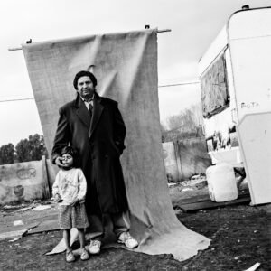 Una-famiglia-rom-di-origine-bosniaca-in-un-accampamento-temporaneo-alla-periferia-di-Roma.-Italia-1995