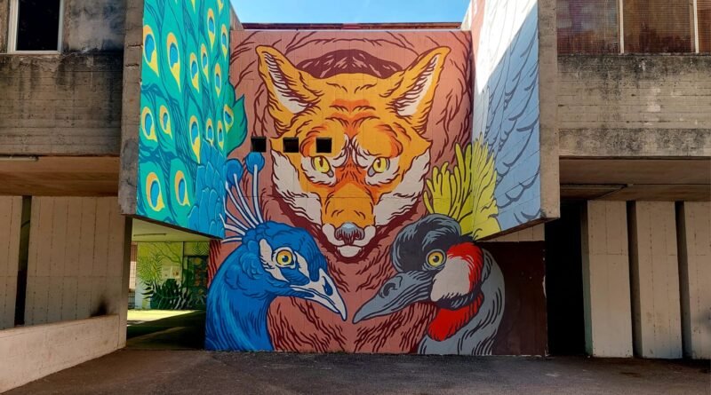 Lucamaleonte_-In-fabula-salus_-Volpe-dalla-pancia-piena-e-pavone-e-gru_-maggio-2025