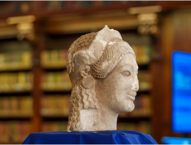 Immagine della testa di marmo di una kore di Vulci